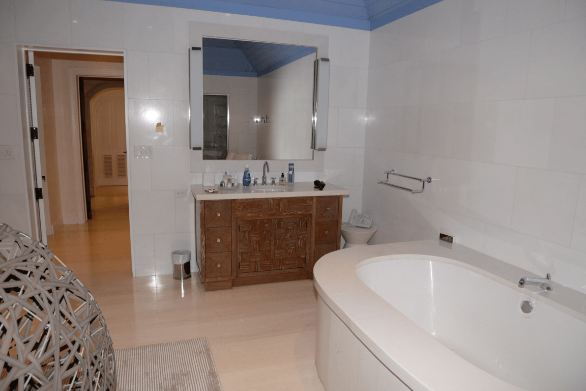 Salle de bains carrelée avec baignoire îlot